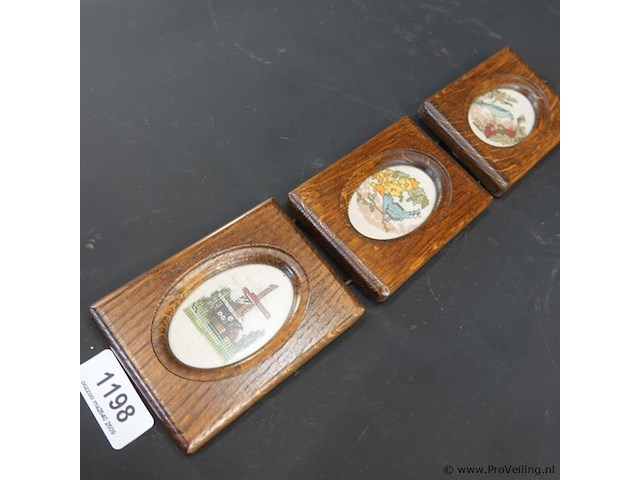 Drie verticale, kleine wanddecoraties met houten lijsten en ovale geborduurde of kruissteekvoorstellingen van vogels en een windmolen - afbeelding 2 van  5