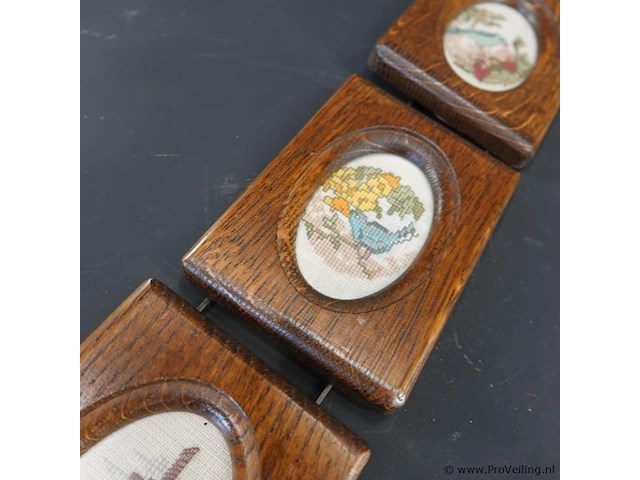 Drie verticale, kleine wanddecoraties met houten lijsten en ovale geborduurde of kruissteekvoorstellingen van vogels en een windmolen - afbeelding 3 van  5
