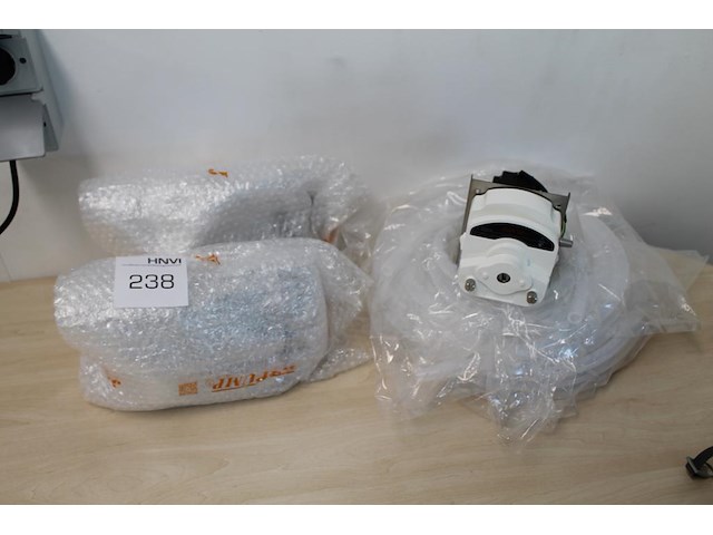 Drie vloeistofpompen jihpump 253yx met diverse slangen. - afbeelding 1 van  3