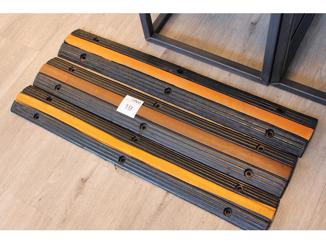 Drie vloer kabelbruggen met lengte 97 cm. - afbeelding 1 van  2