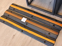 Drie vloer kabelbruggen met lengte 97 cm.