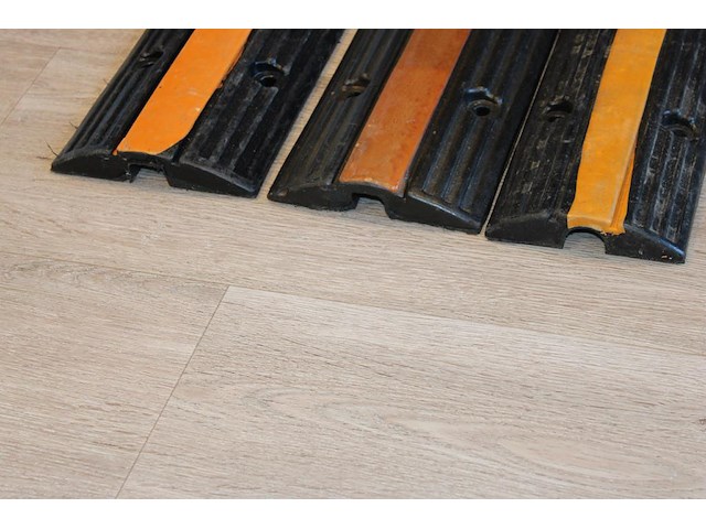 Drie vloer kabelbruggen met lengte 97 cm. - afbeelding 2 van  2