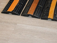 Drie vloer kabelbruggen met lengte 97 cm. - afbeelding 2 van  2