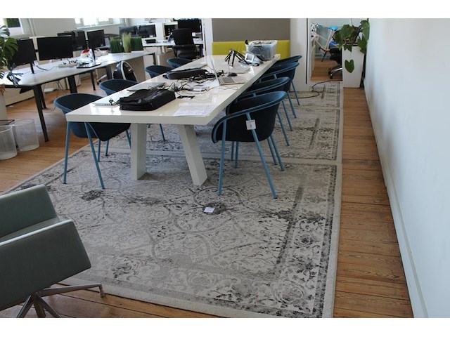 Drie vloertapijten. afmeting per tapijt 302 x 215 cm. - afbeelding 1 van  3