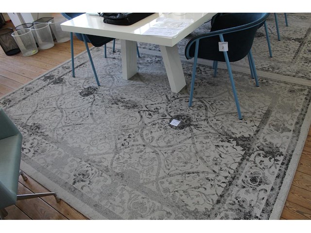 Drie vloertapijten. afmeting per tapijt 302 x 215 cm. - afbeelding 2 van  3