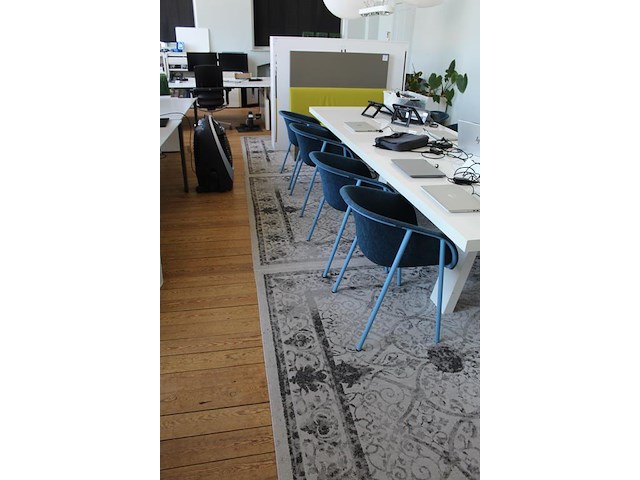 Drie vloertapijten. afmeting per tapijt 302 x 215 cm. - afbeelding 3 van  3