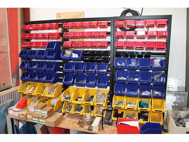 Drie voorraadbakken rekken gevuld met diverse bevestigingsmaterialen en klusproducten. afmeting 63 x 122 cm. - afbeelding 1 van  5