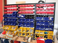 Drie voorraadbakken rekken gevuld met diverse bevestigingsmaterialen en klusproducten. afmeting 63 x 122 cm. - afbeelding 1 van  5