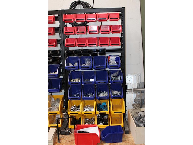 Drie voorraadbakken rekken gevuld met diverse bevestigingsmaterialen en klusproducten. afmeting 63 x 122 cm. - afbeelding 2 van  5