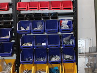 Drie voorraadbakken rekken gevuld met diverse bevestigingsmaterialen en klusproducten. afmeting 63 x 122 cm. - afbeelding 2 van  5