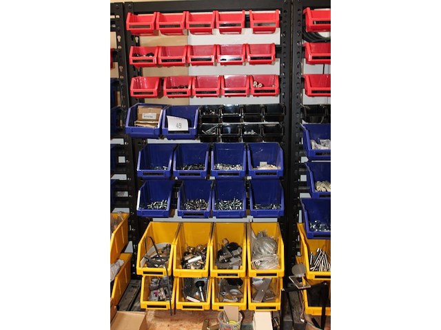 Drie voorraadbakken rekken gevuld met diverse bevestigingsmaterialen en klusproducten. afmeting 63 x 122 cm. - afbeelding 3 van  5