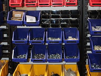 Drie voorraadbakken rekken gevuld met diverse bevestigingsmaterialen en klusproducten. afmeting 63 x 122 cm. - afbeelding 3 van  5