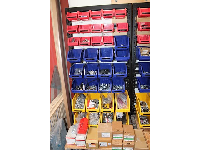 Drie voorraadbakken rekken gevuld met diverse bevestigingsmaterialen en klusproducten. afmeting 63 x 122 cm. - afbeelding 4 van  5