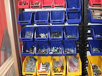 Drie voorraadbakken rekken gevuld met diverse bevestigingsmaterialen en klusproducten. afmeting 63 x 122 cm. - afbeelding 4 van  5