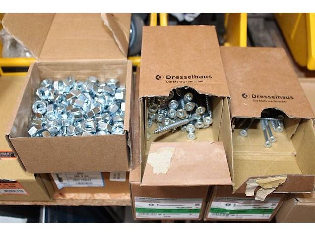 Drie voorraadbakken rekken gevuld met diverse bevestigingsmaterialen en klusproducten. afmeting 63 x 122 cm. - afbeelding 5 van  5