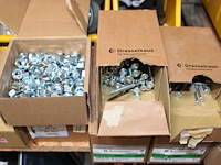 Drie voorraadbakken rekken gevuld met diverse bevestigingsmaterialen en klusproducten. afmeting 63 x 122 cm. - afbeelding 5 van  5