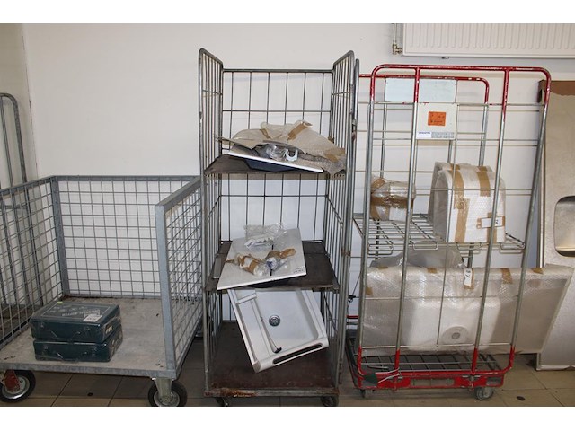 Drie wasbakken, toilet en gootsteen in 2 rolcontainers. - afbeelding 1 van  4