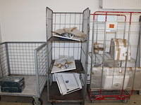 Drie wasbakken, toilet en gootsteen in 2 rolcontainers. - afbeelding 1 van  4