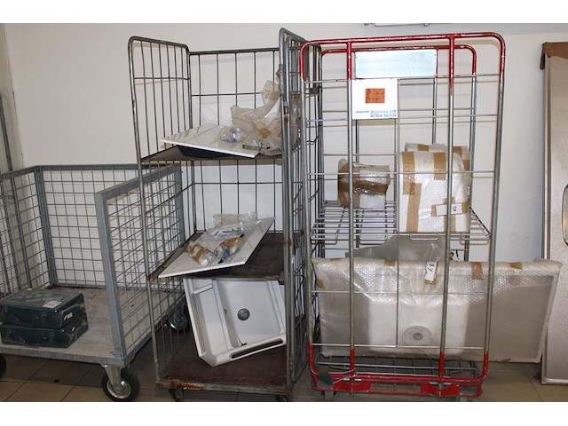 Drie wasbakken, toilet en gootsteen in 2 rolcontainers. - afbeelding 2 van  4