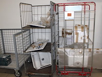 Drie wasbakken, toilet en gootsteen in 2 rolcontainers. - afbeelding 2 van  4