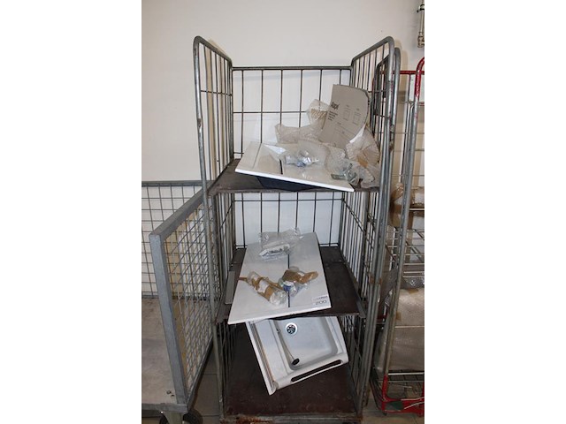 Drie wasbakken, toilet en gootsteen in 2 rolcontainers. - afbeelding 3 van  4