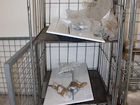 Drie wasbakken, toilet en gootsteen in 2 rolcontainers. - afbeelding 3 van  4