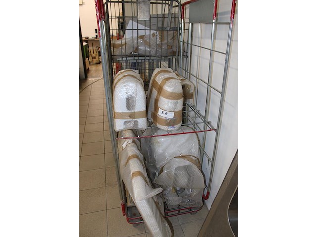 Drie wasbakken, toilet en gootsteen in 2 rolcontainers. - afbeelding 4 van  4