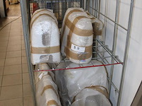 Drie wasbakken, toilet en gootsteen in 2 rolcontainers. - afbeelding 4 van  4