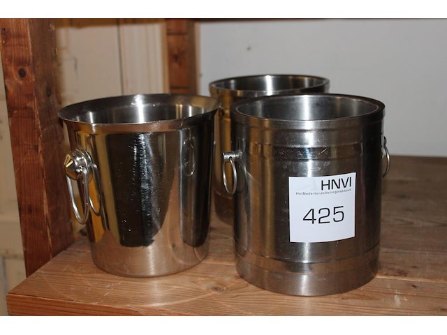 Drie wijnkoelers. - afbeelding 1 van  1