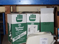 Drie zeepdispensers zep met diverse zepen. - afbeelding 2 van  3