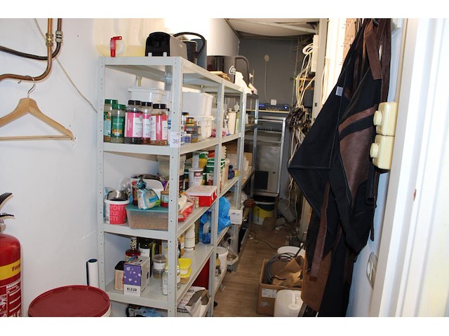 Driedelig voorraadrek gevuld met grondstoffen, disposables, verpakkingsmaterialen, werkpotten en mini panne... - afbeelding 1 van  6