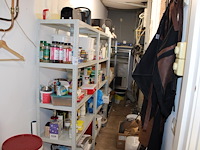 Driedelig voorraadrek gevuld met grondstoffen, disposables, verpakkingsmaterialen, werkpotten en mini panne... - afbeelding 1 van  6