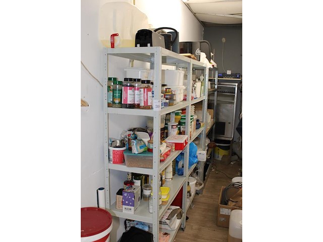 Driedelig voorraadrek gevuld met grondstoffen, disposables, verpakkingsmaterialen, werkpotten en mini panne... - afbeelding 2 van  6