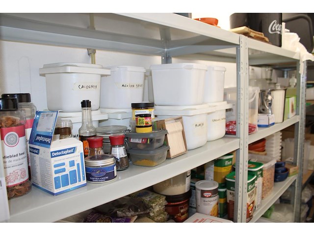 Driedelig voorraadrek gevuld met grondstoffen, disposables, verpakkingsmaterialen, werkpotten en mini panne... - afbeelding 3 van  6