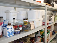 Driedelig voorraadrek gevuld met grondstoffen, disposables, verpakkingsmaterialen, werkpotten en mini panne... - afbeelding 3 van  6