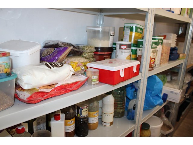 Driedelig voorraadrek gevuld met grondstoffen, disposables, verpakkingsmaterialen, werkpotten en mini panne... - afbeelding 4 van  6