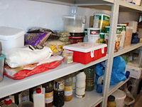 Driedelig voorraadrek gevuld met grondstoffen, disposables, verpakkingsmaterialen, werkpotten en mini panne... - afbeelding 4 van  6