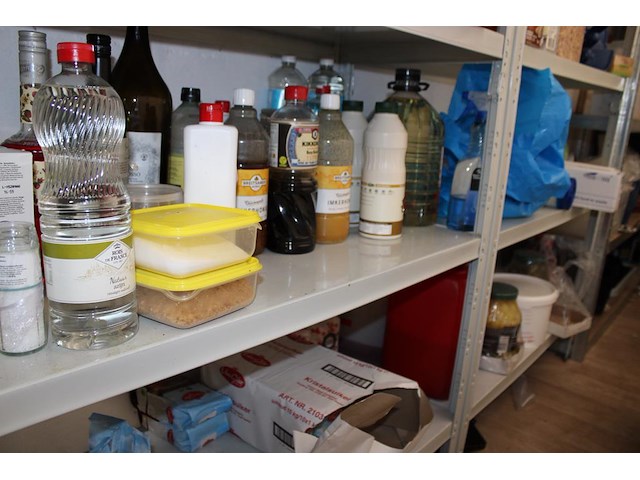 Driedelig voorraadrek gevuld met grondstoffen, disposables, verpakkingsmaterialen, werkpotten en mini panne... - afbeelding 5 van  6