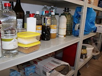 Driedelig voorraadrek gevuld met grondstoffen, disposables, verpakkingsmaterialen, werkpotten en mini panne... - afbeelding 5 van  6