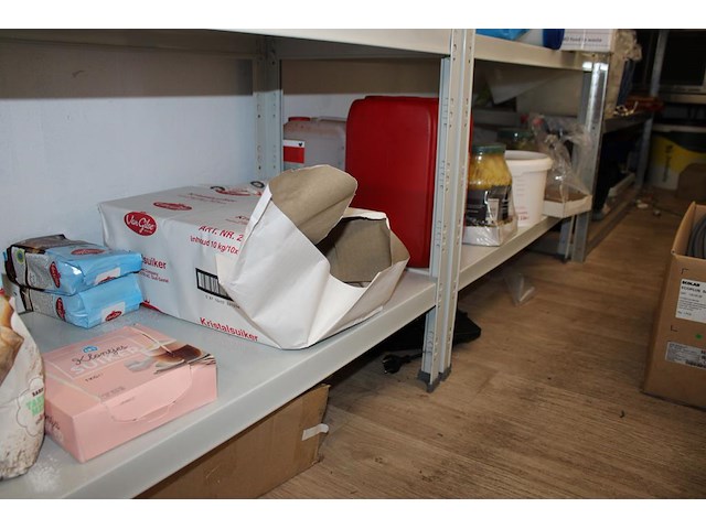 Driedelig voorraadrek gevuld met grondstoffen, disposables, verpakkingsmaterialen, werkpotten en mini panne... - afbeelding 6 van  6