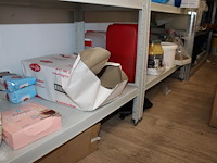 Driedelig voorraadrek gevuld met grondstoffen, disposables, verpakkingsmaterialen, werkpotten en mini panne... - afbeelding 6 van  6