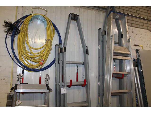 Driedelige gevel/puntladder dirks dgp 566 met 3 x 6 treden. - afbeelding 1 van  2