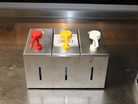 Driekoppige sausdispenser. - afbeelding 1 van  2