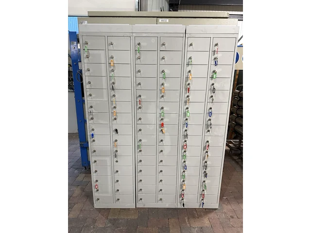 Drieledige lockerkast, sleutellockers, lichtgrijs - afbeelding 1 van  4