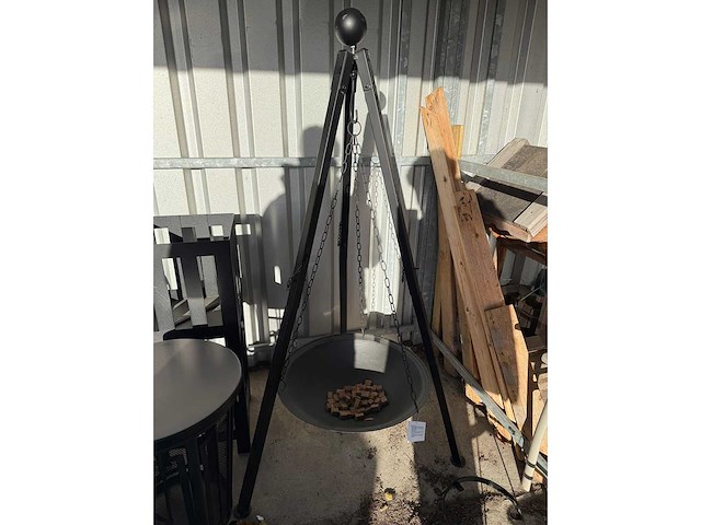 Driepoot met vuurschaal - afbeelding 1 van  3