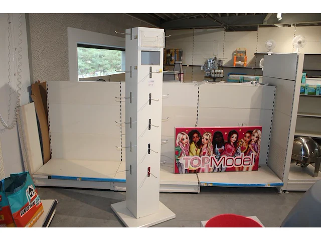 Driezijdig winkeldisplay. hoogte ca 180 cm. met uitsparing - afbeelding 1 van  2