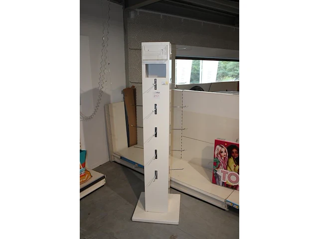 Driezijdig winkeldisplay. hoogte ca 180 cm. met uitsparing - afbeelding 2 van  2