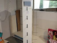 Driezijdig winkeldisplay. hoogte ca 180 cm. met uitsparing - afbeelding 2 van  2