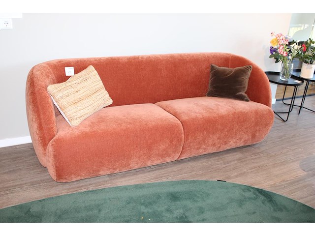 Driezitsbank met twee kussentjes. afmeting ca. 215 x 82 x 80 cm. - afbeelding 1 van  2