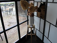 Droogbloemen in vaas op houten statief. totale hoogte 160 cm. - afbeelding 1 van  2